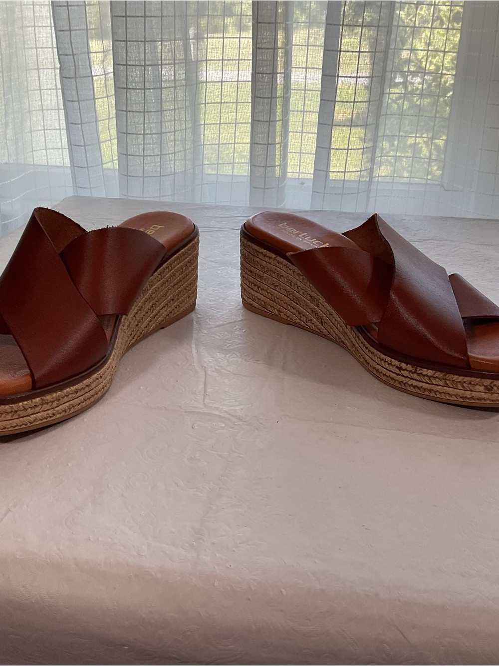 Betuchi Crossband Women’s Brown Wedge Sandals. Size 39 - Picture 5 of 7